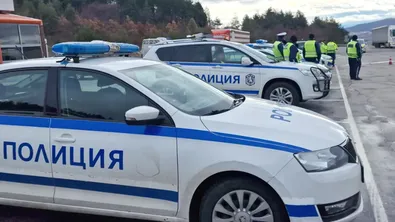 Три автомобила се удариха на входа на Банско, има пострадали