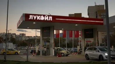 Удължиха лиценза на "Лукойл"