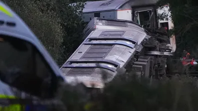 Пътнически влак дерайлира в Англия, 11 души пострадаха
