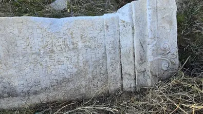 Откриха ценни древни надписи, изхвърлени на незаконно сметище в Пловдивско
