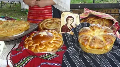 Не се пере, не се шие, не се докосва червено: Вяра или суеверие на Голяма Богородица?