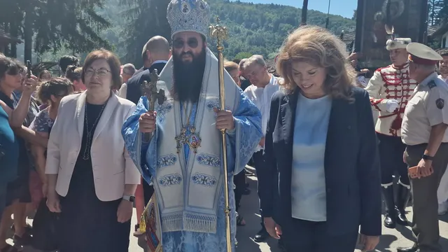 На Голяма Богородица: Вярващи се поклониха пред чудотворната икона „Св. Богородица Троеручица“ в Троянския манастир