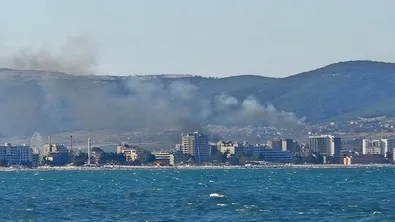 Пожар пламна край Слънчев бряг, огънят се разпространява при силен вятър