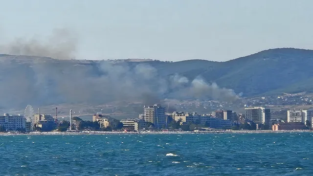 Пожар пламна край Слънчев бряг, огънят се разпространява при силен вятър