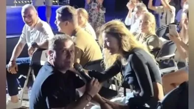 Димитър Рачков предложи брак на любимата си пред 3000 души в Пловдив