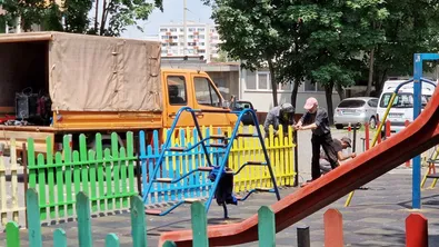 В Перник: Шестима тийнейджъри разбиха съоръжения на детска площадка