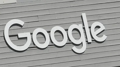 Google с промяна: AI обозначенията върху снимки и видеа вече ще могат да се премахват
