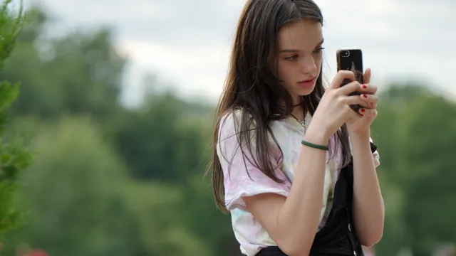 Синдикат „Образование“ иска ограничения за телефоните и социалните мрежи в училище заради агресията