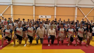 Ивет Горанова зарадва деца в Панагюрище