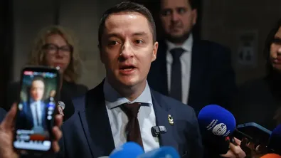 Божанков към Кирил Петков: "Да влезеш в колаборация с неофашисти и после да учиш как да борим неофашизма"