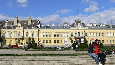 Царският дворец се руши, а ремонтът чака документ от 50-те години