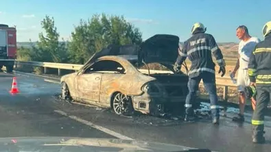 Кола се запали на изхода на Бургас, образува се задръстване в посока София