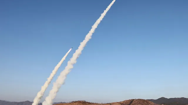 Северна Корея изстреля около 10 ракети с малък обсег