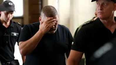 Съдът решава дали да остави в ареста бащата и сина, търгували с психотропни лекарства
