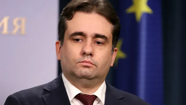 Божанов: Как ще върви борбата с олигархията, когато властта си сътрудничи с нея?