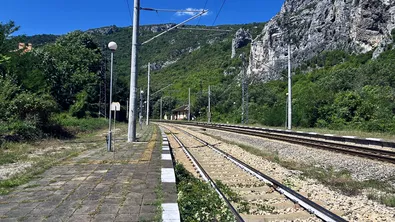 Автомобил падна на жп линията между Курило и Реброво, жена е в тежко състояние