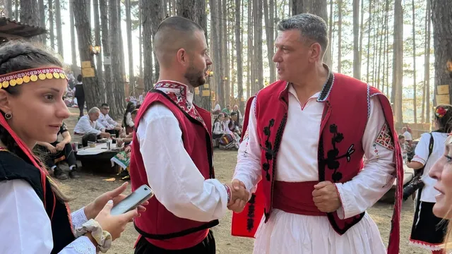 Георги Кандев в Жеравна с българска носия: предизборна кампания или просто фолклор?