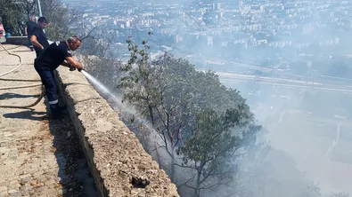 Голям пожар пламна на Младежкия хълм в Пловдив