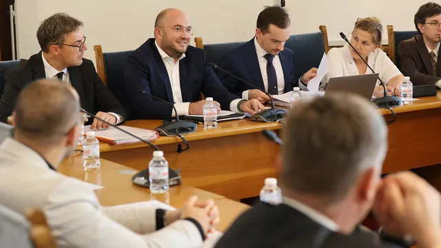 Какъв е дневният ред на депутатите утре?