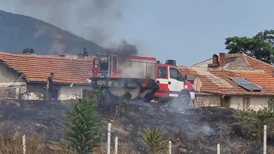 Пожар избухна край жп гарата в Сливен