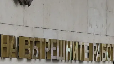 Иззеха джип, оборудван с компоненти на професионална система за заглушаване
