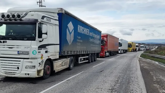 При проверки на "Пътна полиция": Повече от половината шофьори на товарни автомобили глобени за неизправност