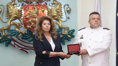 Илияна Йотова връчи пагоните на новия флотилен адмирал Божидар Иванов