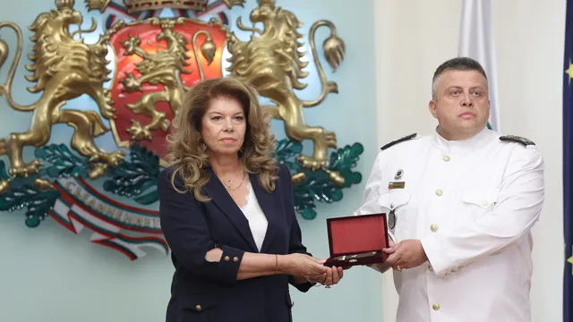 Илияна Йотова връчи пагоните на новия флотилен адмирал Божидар Иванов