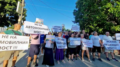 Протест в „Овча купел“: Жители блокираха булевард заради мост, който „води в нищото“
