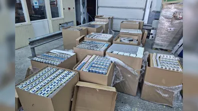 Митничари откриха над 700 000 цигари, скрити сред възглавници в български камион