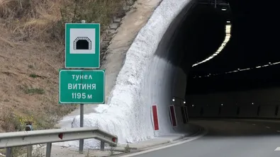 Временно движението в тунел „Витиня“ в посока София се осъществява само в изпреварващата лента