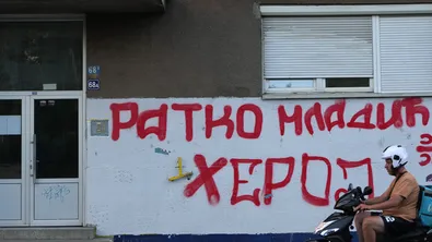 Факли за Ратко Младич: младежи в Сърбия почетоха осъдения за геноцид
