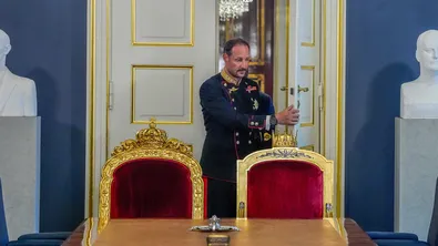 Хокон VIII полага клетва като крал на Норвегия след смъртта на Харалд V