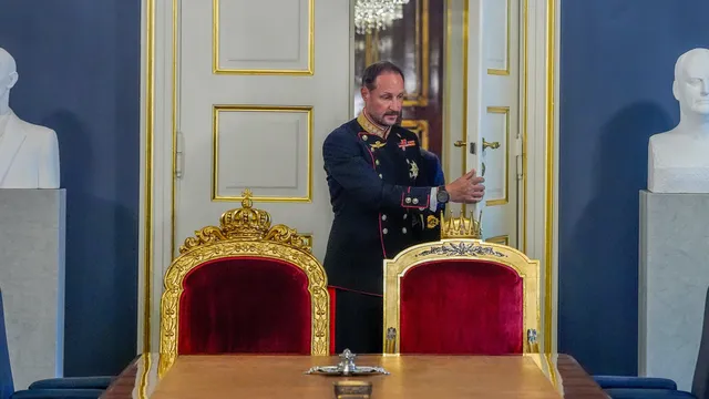 Хокон VIII полага клетва като крал на Норвегия след смъртта на Харалд V