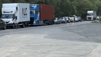 Скална маса падна в Кресненското дефиле, движението е в една лента