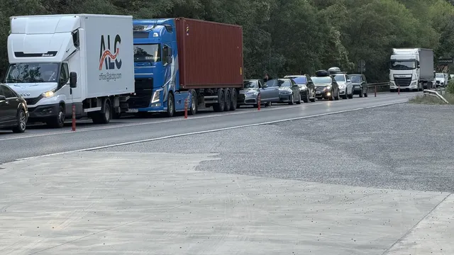 Скална маса падна в Кресненското дефиле, движението е в една лента