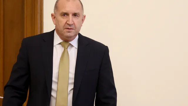 Радев започва реорганизация в администрацията: готвят съкращения и сливане на структури