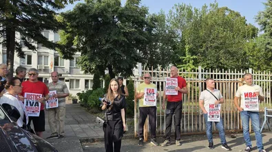 Граждани и близки на Ива Михайлова се събраха пред съда в Кочани, където започва делото срещу нея
