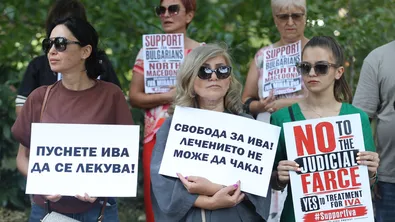 Протест пред посолството на РСМ: Искат спешно лечение в България за Ива Михайлова