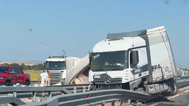 Тир разкъса мантинели на „Тракия“, затруднен е трафикът към София (ВИДЕО)