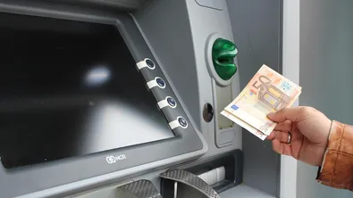 AI поема банкоматите: По-малко кеш, по-малко повреди