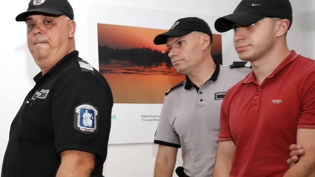 Подсъдимият Бургазлиев се забавлява в съда, докато гледа как убива Христина с АТВ