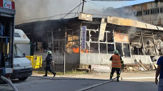 Голям пожар в Свищов изгори складове и производствени помещения