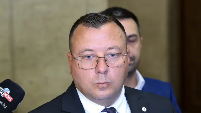 „Възраждане“ се регистрира за участие в президентските избори