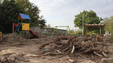 Струмяни след наводнението: Още без вода, влаковете "пълзят" с 15 км/ч