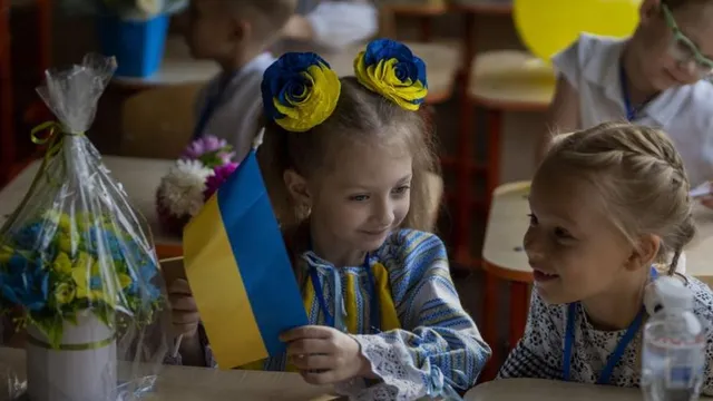 Учебният звънец под сирени: Украинските деца посрещнаха новата учебна година в укрития