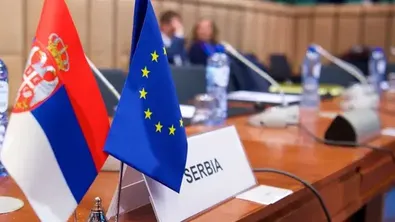 Евродепутат поиска ЕС да спре преговорите и плащанията към Сърбия