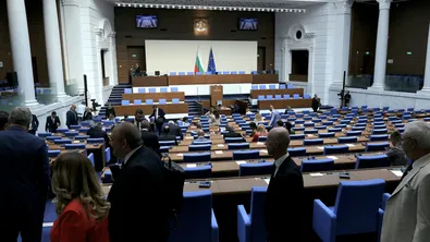 Парламентът реши: Таксите за платено обучение в държавните университети няма да скачат с повече от 20%