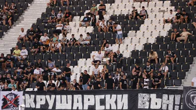 Феновете на Локомотив Пловдив започнаха допитване за управлението на Крушарски