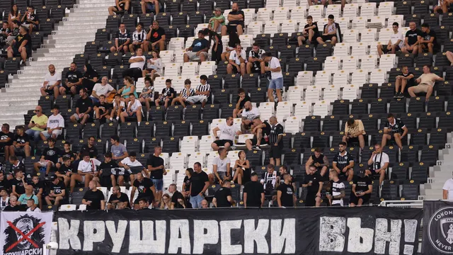Феновете на Локомотив Пловдив започнаха допитване за управлението на Крушарски